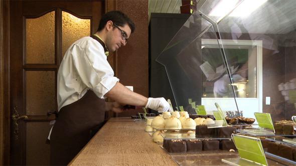 Adrien Nicaise, jeune artisan chocolatier de la région de Tubize © Ooh ! Collective