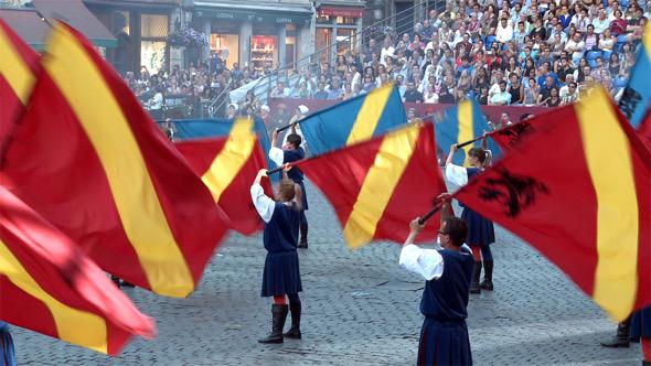 Manieurs de drapeaux "Alkuone" © Ooh ! Collective