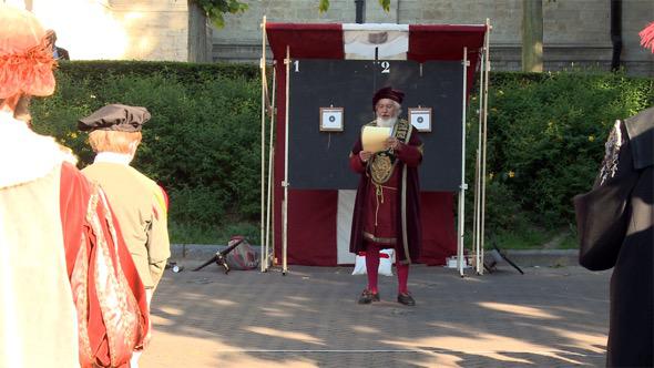 Concours de tir des deux Serments des arbalétriers sur le parvis de l'église du Sablon © Ooh ! Collective