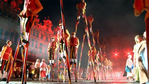 Échasseurs de Merchtem sur la Grand-Place © Ooh ! Collective